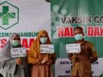 Staf perangkat Desa/Kampung Jambuk yang menjalani vaksinasi dan turut mensosialisasikan vaksinasi.Foto : BorneoFlash.com/Lilis Suryani.