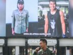 Kepala Staf Angkatan Darat (Kasad) Jenderal TNI Andika Perkasa memperkenalkan Serda Aprilia Manganang via videotron di Markas Besar TNI Angkatan Darat (Mabes AD).  Foto : ANTARA/Galih Pradipta.