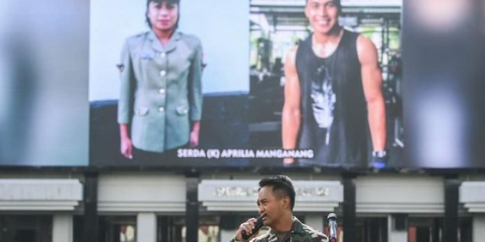 Kepala Staf Angkatan Darat (Kasad) Jenderal TNI Andika Perkasa memperkenalkan Serda Aprilia Manganang via videotron di Markas Besar TNI Angkatan Darat (Mabes AD).  Foto : ANTARA/Galih Pradipta.