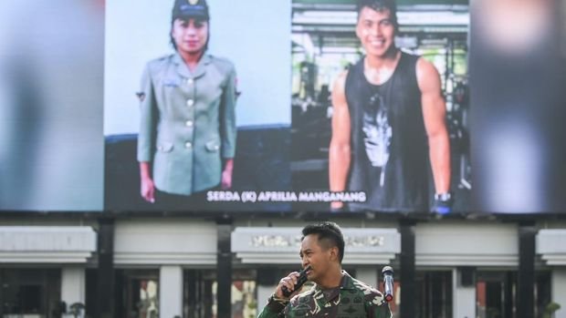 Kepala Staf Angkatan Darat (Kasad) Jenderal TNI Andika Perkasa memperkenalkan Serda Aprilia Manganang via videotron di Markas Besar TNI Angkatan Darat (Mabes AD).  Foto : ANTARA/Galih Pradipta.