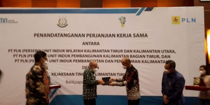 GM PLN Kaltimra dan Kejati Kaltim dalam penandatanganan nota kesepahaman di Balikpapan, Jumat,(26/3/2021). Foto : HO/humas kejati kaltim.