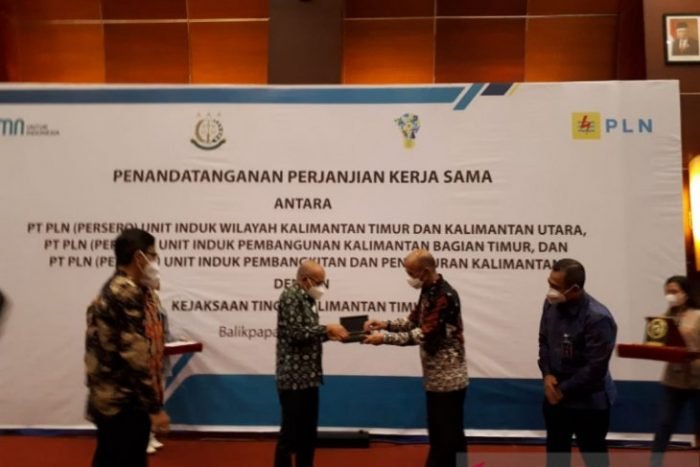 GM PLN Kaltimra dan Kejati Kaltim dalam penandatanganan nota kesepahaman di Balikpapan, Jumat,(26/3/2021). Foto : HO/humas kejati kaltim.