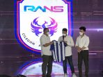 Raffi Ahmad (tengah) menerima jersey dari Yudhi Apriyanto, Presiden Cilegon United FC, dalam peresmian akusisi klub sepak bola tersebut menjadi RANS Cilegon FC, Rabu (31/3/2021).