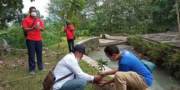 Penanaman Pohon Serapan Air oleh Pak Iman Sudirman