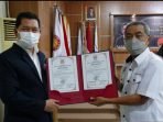 Ketua KONI Kaltim Zuhdi Yahya bersama Ketua Ketua Pabersi Kaltim Rusdiansyah Aras menunjukan berita acara pelantikan kepengurusan Pabersi Kaltim periode 2020-2024. Foto : HO.