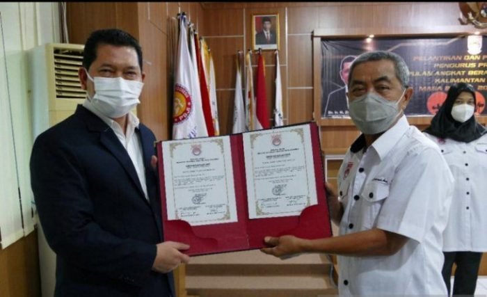 Ketua KONI Kaltim Zuhdi Yahya bersama Ketua Ketua Pabersi Kaltim Rusdiansyah Aras menunjukan berita acara pelantikan kepengurusan Pabersi Kaltim periode 2020-2024. Foto : HO.