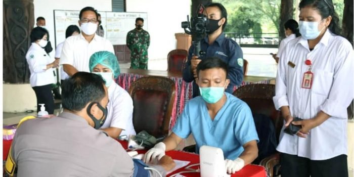 Ilustrasi pemberian vaksin covid-19 kepada tenaga pengajar di Kutai Barat beberapa waktu lalu.Foto : BorneoFlash.com/Dok.