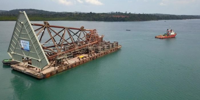 Pada 30 Maret 2021 PHM melaksanakan tahap pertama proses sail away (melayarkan ke laut) jacket (kaki) anjungan lepas pantai JML1 untuk proyek Jumelai, North Sisi, North Nubi (JSN). Foto : HO.