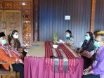 Bupati Kutai Barat FX Yapan bersama keluarganya saat menerima pendataan keluarga di kediamannya oleh tim DP2KBP3A.Foto : BorneoFlash.com/Lilis Suryani.