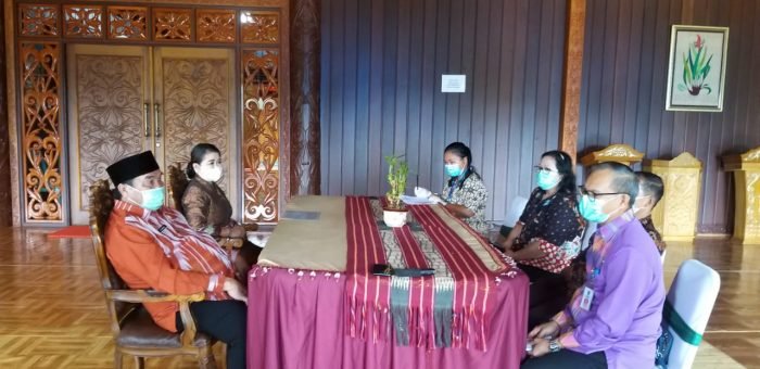 Bupati Kutai Barat FX Yapan bersama keluarganya saat menerima pendataan keluarga di kediamannya oleh tim DP2KBP3A.Foto : BorneoFlash.com/Lilis Suryani.