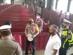 Personil Polres Kutai Barat melakukan sterilisasi di Gereja Katolik Center (GKC) Kutai Barat, Kalimantan Timur. Foto : BorneoFlash.com/Lilis Suryani.