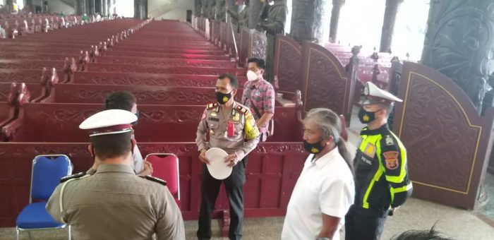 Personil Polres Kutai Barat melakukan sterilisasi di Gereja Katolik Center (GKC) Kutai Barat, Kalimantan Timur. Foto : BorneoFlash.com/Lilis Suryani.