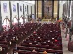 Petugas gabungan dari TNI Polri di Kutai Barat berjaga-jaga di Gereja Katolik Center Kutai Barat.