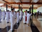 Pelantikan Petinggi (Kepala Kampung) terpilih oleh Bupati Kutai Barat FX Yapan. Foto : BorneoFlash.com/Lilis Suryani.