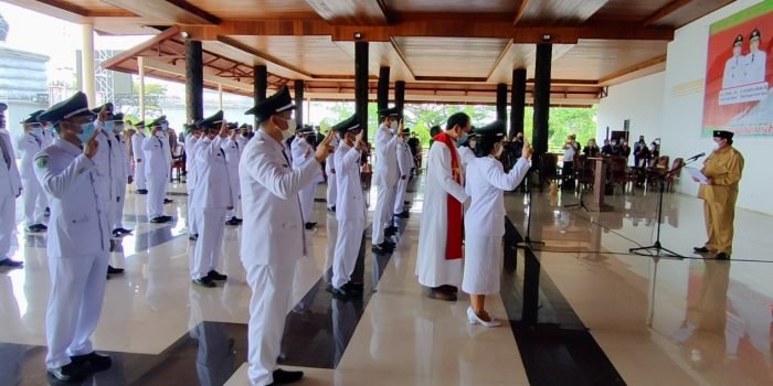 Pelantikan Petinggi (Kepala Kampung) terpilih oleh Bupati Kutai Barat FX Yapan. Foto : BorneoFlash.com/Lilis Suryani.