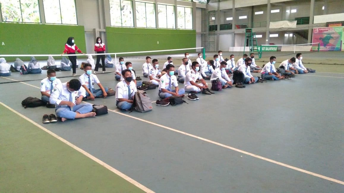 para peserta  Paskibraka yang mengikuti seleksi di Tennis Stadium Balikpapan pada Selasa (6/4/2021)