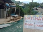 Kondisi rumah warga yang amblas akibat tanah longsor pada Rabu (07/04/2021)