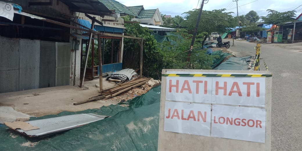 Kondisi rumah warga yang amblas akibat tanah longsor pada Rabu (07/04/2021)