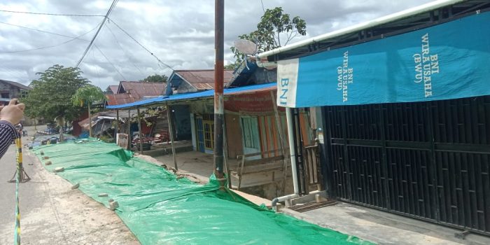 Kondisi rumah warga yang amblas akibat tanah longsor pada Rabu (07/04/2021)