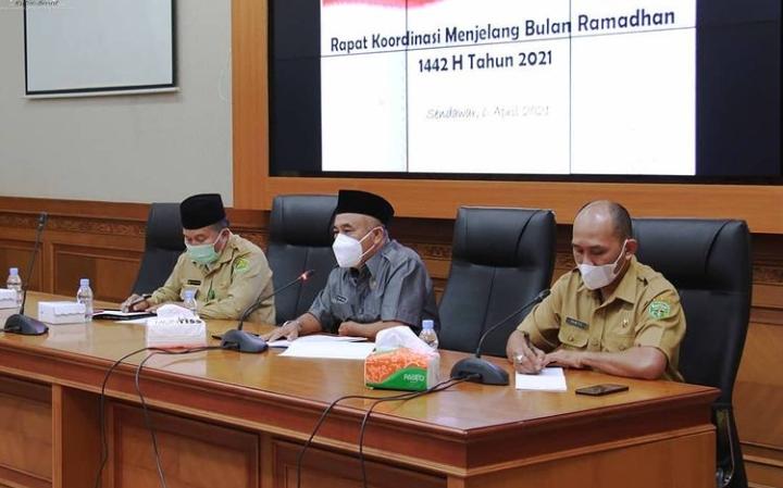 Wakil Bupati Kutai Barat, H. Edyanto Arkan memberikan arahan melalui rapat koordinasi terkait pelaksanaan kegiatan ibadah saat bulan puasa nanti.