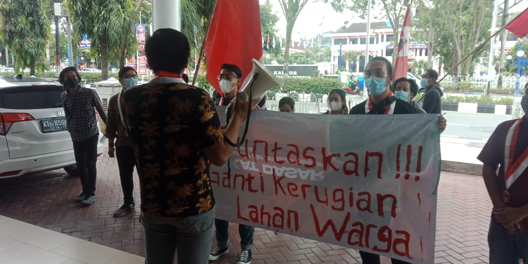 Rombongan Gerakan Mahasiswa Nasional Indonesia (GMNI)  Balikpapan,  menggelar orasi di depan kantor DPRD Balikpapan pada Senin (12/4/2021).