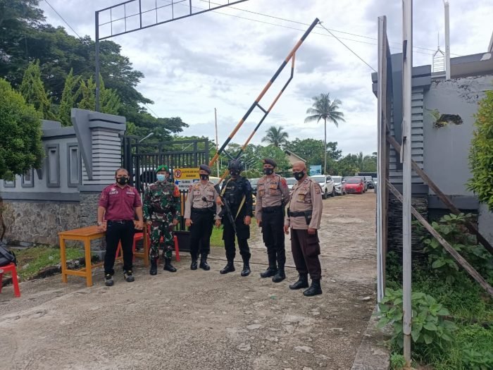 Jajaran Batalyon A Pelopor Satbrimob Polda Kaltim melaksanakan patroli Gereja atau tempat ibadah, Senin (12/4/2021) kemarin. Foto : BorneoFlash.com/Muhammad Eko.