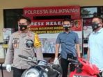 Wakapolresta Balikpapan, AKBP Sepbril Sesa (paling kiri) ketika merilis aksi kejahatan Curanmor yang pelakunya tidak ditampilkan karena masih merupakan anak dibawah umur, Selasa (13/4/2021).Foto : BorneoFlash.com/Muhammad Eko.
