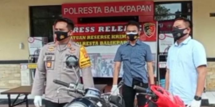 Wakapolresta Balikpapan, AKBP Sepbril Sesa (paling kiri) ketika merilis aksi kejahatan Curanmor yang pelakunya tidak ditampilkan karena masih merupakan anak dibawah umur, Selasa (13/4/2021).Foto : BorneoFlash.com/Muhammad Eko.