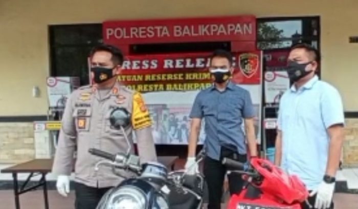 Wakapolresta Balikpapan, AKBP Sepbril Sesa (paling kiri) ketika merilis aksi kejahatan Curanmor yang pelakunya tidak ditampilkan karena masih merupakan anak dibawah umur, Selasa (13/4/2021).Foto : BorneoFlash.com/Muhammad Eko.