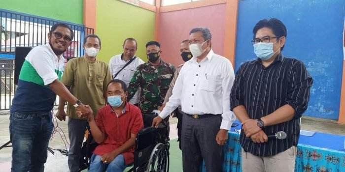 Penyerahan bantuan kursi roda secara langsung oleh Martinus, ST., M.Si kepada penyandang disabilitas. Foto : BorneoFlash.com/HO.