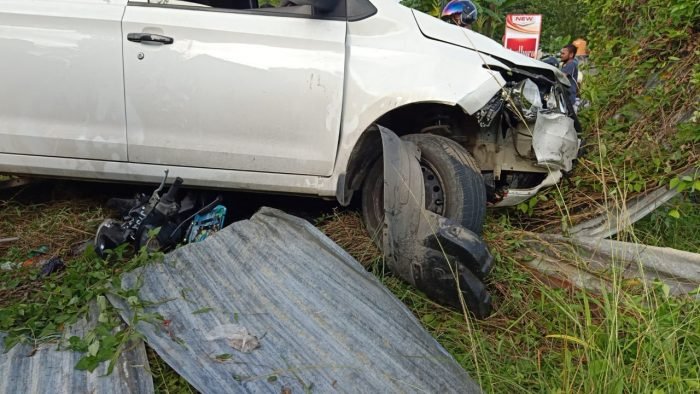 Mobil Wuling Putih Hantam Motor Mio. Foto : BorneoFlash.com/Muhammad Eko.