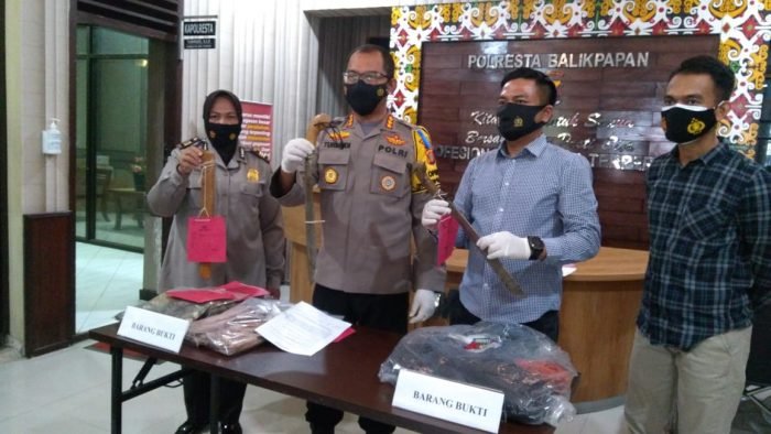 Press release kasus pembacokan di Mapolesta Balikpapan pada Kamis (15/4/2021).Foto : BorneoFlash.com/Muhammad Eko.
