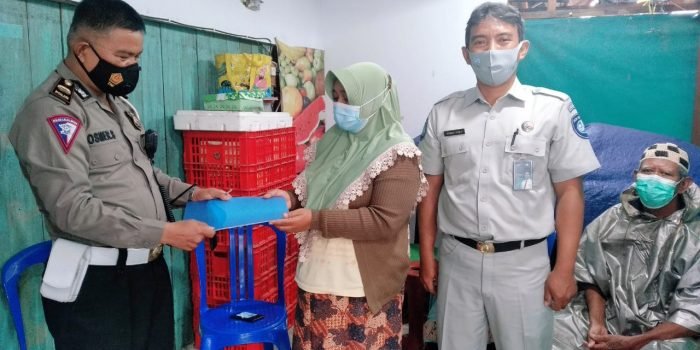 Penyerahan secara langsung santunan yang diterima oleh ahli waris (Istri Korban) Mujiati pada Kamis (15/4/2021). Foto : BorneoFlash.com/Muhammad Eko.