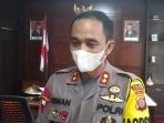 Kapolres Kutai Barat AKBP Irwan Yuli Prasetyo saat diwawancarai awak media di ruang kerjanya. Foto : BorneoFlash.com/Lilis Suryani.