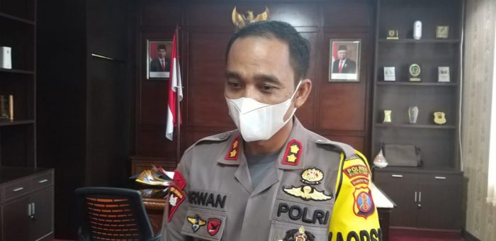 Kapolres Kutai Barat AKBP Irwan Yuli Prasetyo saat diwawancarai awak media di ruang kerjanya. Foto : BorneoFlash.com/Lilis Suryani.