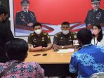 Press rilis penetapan tersangka terhadap dua pejabat BPBD Kubar terkait kasus korupsi dana operasional. Foto : BorneoFlash.com/Lilis Suryani.