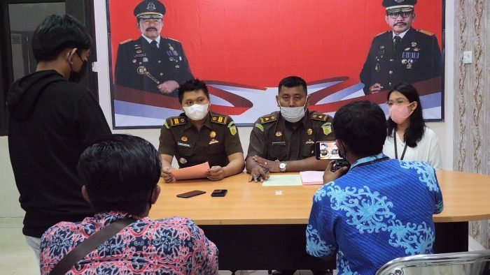 Press rilis penetapan tersangka terhadap dua pejabat BPBD Kubar terkait kasus korupsi dana operasional. Foto : BorneoFlash.com/Lilis Suryani.