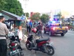 Jajaran Polsek Balikpapan Barat menggelar patroli rutin antisipasi aksi balap liar yang mengganggu ketertiban masyarakat di Jalan sekitar Lampu merah pasar Inpres Kebun Sayur pada Jumat (16/4/2021) pagi.Foto : BorneoFlash.com/Muhammad Eko.