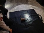 Personil Unit Jibom Detasemen Gegana Satbrimob Polda Kaltim lakukan evakuasi temuan bom militer Perang Dunia II. Foto : BorneoFlash.com/Muhammad Eko.