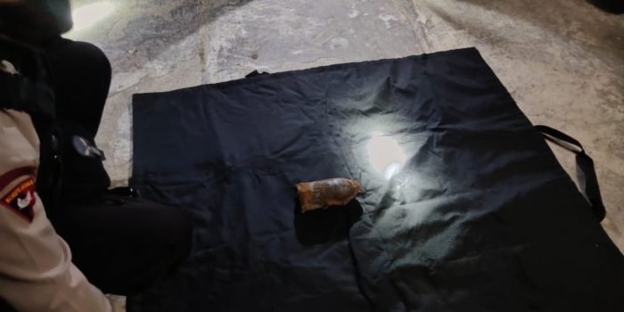 Personil Unit Jibom Detasemen Gegana Satbrimob Polda Kaltim lakukan evakuasi temuan bom militer Perang Dunia II. Foto : BorneoFlash.com/Muhammad Eko.