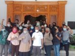Jurnalis Kota Balikpapan menggelar aksi solidaritas di halaman kantor Dewan Perwakilan Rakyat Daerah (DPRD) pada Rabu (21/4/2021). Foto : BorneoFlash.com/Muhammad Eko.