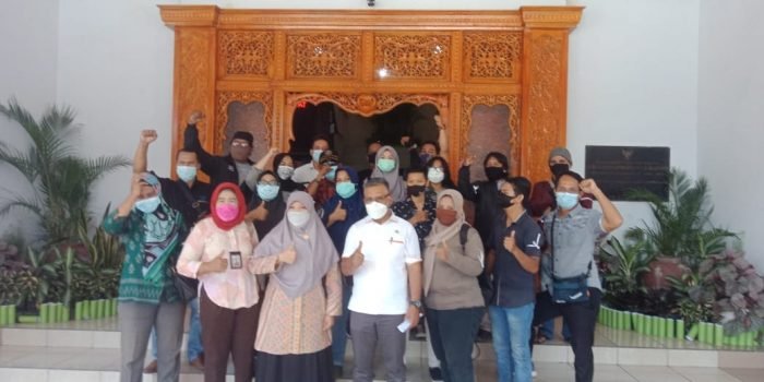 Jurnalis Kota Balikpapan menggelar aksi solidaritas di halaman kantor Dewan Perwakilan Rakyat Daerah (DPRD) pada Rabu (21/4/2021). Foto : BorneoFlash.com/Muhammad Eko.