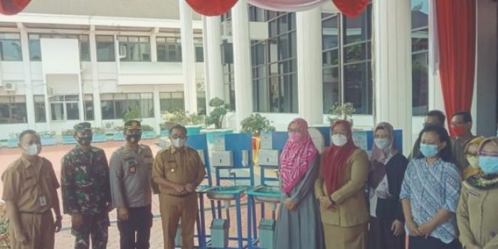 Wali Kota Balikpapan Rizal Effendi foto bersama bersama kepala sekolah pada Selasa (20/4/2021).Foto : borneoFlash.com/Muhammad Eko.