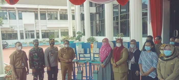 Wali Kota Balikpapan Rizal Effendi foto bersama bersama kepala sekolah pada Selasa (20/4/2021).Foto : borneoFlash.com/Muhammad Eko.