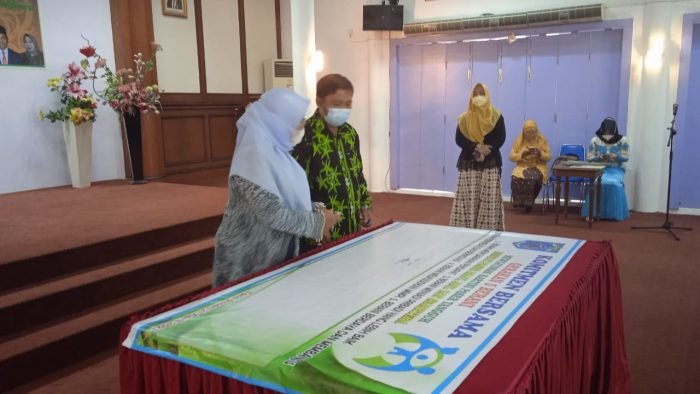 Dinas Pengendalian Penduduk, keluarga Berencana, Pemberdayaan Perempuan dan Perlindungan Anak (DP2KBP3A) Kabupaten Paser Selenggarakan Upacara peringatan Hari Kartini Ke-143 dihadiri 100 tokoh wanita inspiratif yang berlangsung di Pendopo Bupati Paser. Rabu (21/4/2021).Foto : BorneoFlash.com/Fitriani.