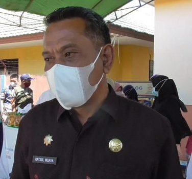 Sekretaris Daerah (Sekda) Katsul Wijaya saat memantau Pasar Murah di Halaman Kantor Bulog, Kecamatan Tanah Grogot, Kabupaten Paser, Kalimantan Timur. Rabu (21/4/2021).Foto : BorneoFlash.com/Fitriani.