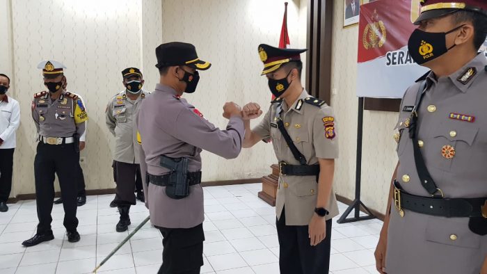 Kapolres Kutai Barat AKBP Irwan Yuli Prasetyo memimpin serah terima jabatan Kabag Ops Polres Kubar di aula utama Polres Kubar. Foto : BorneoFlash.com/Lilis Suryani.