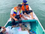 Satuan Polisi Perairan (Satpolair) Polresta Balikpapan, melakukan penggeledahan kapal milik nelayan Asmadi. Foto : BorneoFlash.com/Muhammad Eko.