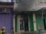 Si Jago merah kembali mengamuk di sebuah bangunan ruko Balikpapan Baru di  RT 22 Damai Baru  pada Sabtu (24/4/2021) sekitar pukul 07.30 wita. Foto : BorneoFlash.com/Muhammad Eko.