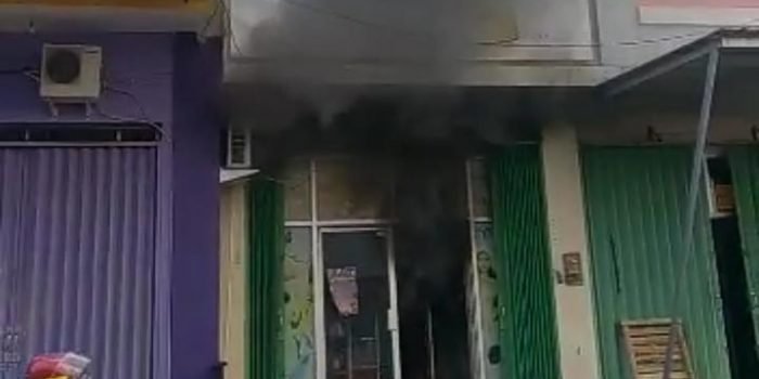 Diduga Dari Arus Pendek Listrik, Si Jago Merah Kembali Mengamuk di Ruko Kawasan Balikpapan Baru